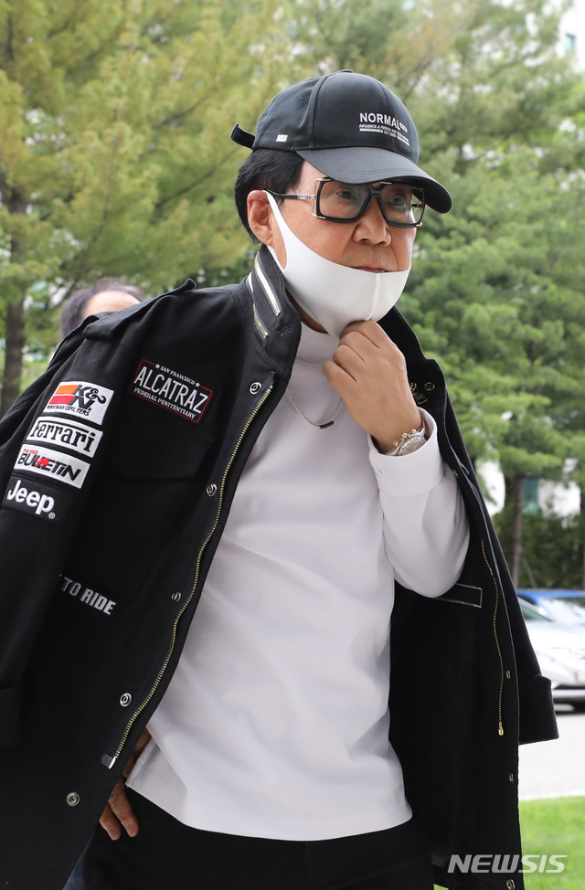 [서울=뉴시스] 고범준 기자 = '그림 대작(代作)' 사건에 대한 상고심 공개변론이 열린 28일 오후 서울 서초구 대법원 대법정에서 가수 조영남씨가 법정으로 들어서고 있다. 2020.05.28. bjko@newsis.com