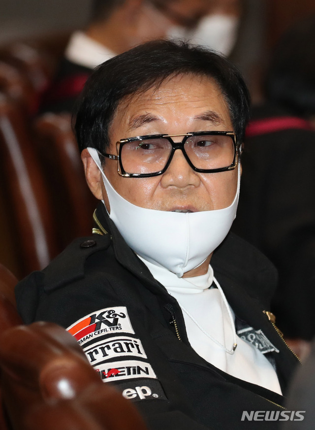 [서울=뉴시스] 고범준 기자 = '그림 대작(代作)' 사건에 대한 상고심 공개변론이 열린 지난달 28일 오후 서울 서초구 대법원 대법정에서 가수 조영남씨가 앉아 있다. 2020.05.28. bjko@newsis.com