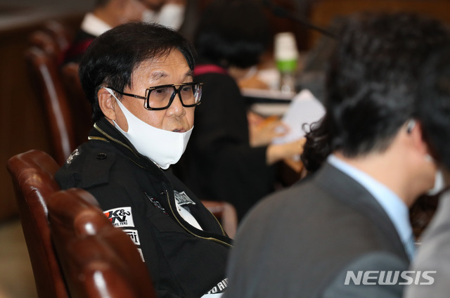 [서울=뉴시스] 고범준 기자 = '그림 대작(代作)' 사건에 대한 상고심 공개변론이 열린 지난달 28일 오후 서울 서초구 대법원 대법정에서 가수 조영남씨가 앉아 있다. 2020.05.28. bjko@newsis.com