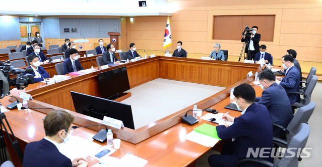 [서울=뉴시스]강경화 외교부 장관이 28일 서울 종로구 외교부에서 열린 '제7차 외교전략조정 통합분과회의'에 참석해 발언하고 있다. (사진=외교부 제공) 2020.05.28. photo@newsis.com