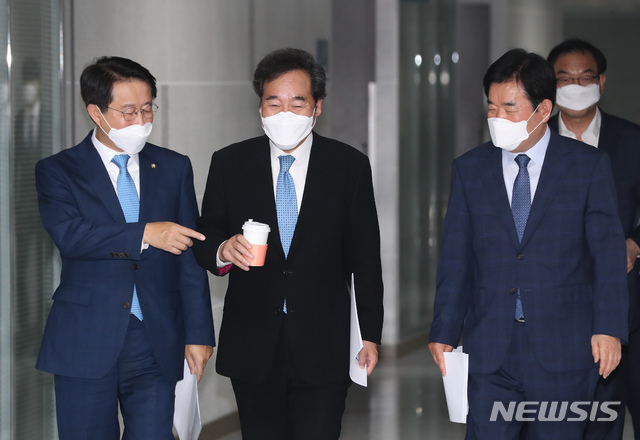 [서울=뉴시스] 고승민 기자 = 더불어민주당 이낙연 코로나19국난극복위원장과 김진표 비상경제대책본부장, 조정식 총괄본부장이 28일 서울 여의도 국회 의원회관에서 열린 더불어민주당 코로나19 국난극복위원회 비상경제대책본부 일자리-고용TF 토론회에 참석하고 있다. 2020.05.28.kkssmm99@newsis.com