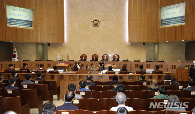 [서울=뉴시스] 고범준 기자 = 권순일(왼쪽 두번째) 대법관이 28일 오후 서울 서초구 대법원 대법정에서 열린 가수 조영남씨의 '그림 대작(代作)' 사건에 대한 상고심 공개변론에 참석해 자리에 앉아 있다. 2020.05.28. bjko@newsis.com