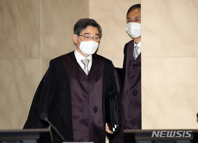 [서울=뉴시스] 고범준 기자 = 권순일(왼쪽) 전 대법관이 지난해 5월28일 오후 서울 서초구 대법원 대법정에서 열린 공개변론에 참석하고 있다. 2020.05.28. bjko@newsis.com