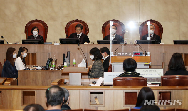 [서울=뉴시스] 고범준 기자 = 대법관들이 지난 2020년 5월28일 오후 서울 서초구 대법원 대법정에서 열린 가수 조영남씨의 '그림 대작(代作)' 사건에 대한 상고심 공개변론에 참석해 자리에 앉아 있다. 2020.05.28. bjko@newsis.com