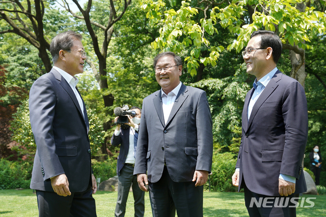 [서울=뉴시스]배훈식 기자 = 문재인 대통령이 김태년 더불어민주당 원내대표, 주호영 미래통합당 원내대표와 28일 청와대 상춘재에서 열린 양당 원내대표 초청 오찬에 참석해 대화하고 있다. 2020.05.28. dahora83@newsis.com