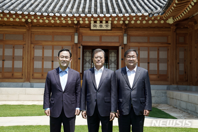 [서울=뉴시스]배훈식 기자 = 문재인 대통령이 김태년 더불어민주당 원내대표, 주호영 미래통합당 대표와 28일 청와대 상춘재에서 열린 양당 원내대표 초청 오찬에 들어가기 전 기념촬영을 하고 있다. 2020.05.28. dahora83@newsis.com