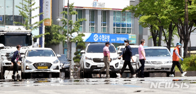 [대구=뉴시스] 이무열 기자 = 대구 낮 최고기온이 28도를 웃도는 초여름 날씨를 보인 28일 오후 대구 중구 남산동 반월당사거리 인근 대로에 지열로 인한 아지랑이가 피어오르고 있다. 2020.05.28.lmy@newsis.com