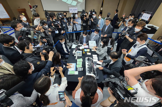 [과천=뉴시스] 이영환 기자 = 28일 경기도 과천 중앙선거관리위원회에서 4·15 총선 부정선거 주장에 대한 의혹을 해소하기 위해 관계자들이 사전투표 및 개표 공개 시연을 하고 있다. 2020.05.30. photo@newsis.com