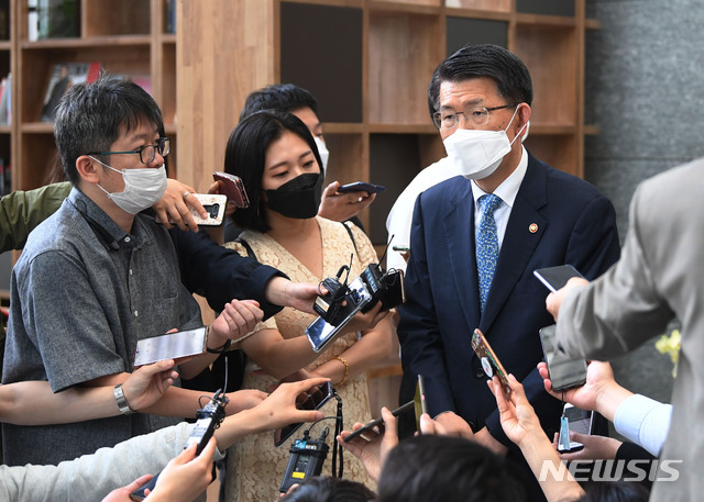 [서울=뉴시스] 조수정 기자 = 은성수 금융위원장이 28일 서울 여의도 산업은행에서 열린 기간산업안정기금(기안기금) 출범식을 마친 후 취재진 질문에 답하고 있다. 2020.05.28. photo@newsis.com