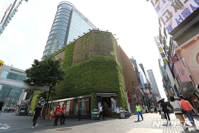 [서울=뉴시스] 이윤청 기자 = 서울시는 올해 1월1일 기준으로 조사한 88만827필지의 개별공시지가를 29일 결정·공시한다. 28일 시에 따르면 올해 개별공시지가 상승률은 지난해와 비교해 8.25% 상승한 것으로 나타났다. 사진은 28일 서울 최고 땅값을 기록한 중구 충무로1가 명동 '네이처리퍼블릭' 부지의 모습. 2020.05.28. radiohead@newsis.com