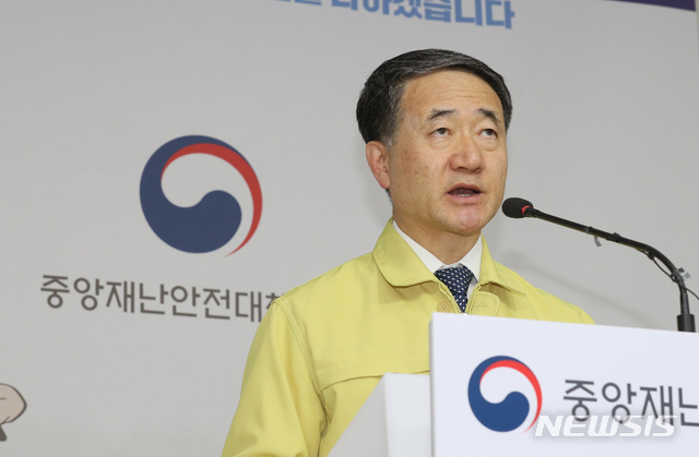 [세종=뉴시스]강종민 기자 = 박능후 중앙재난안전대책본부 1차장이 28일 오후 정부세종청사에서 신종 코로나바이러스 감염증(코로나19) 대응 긴급 관계장관회의 결과 브리핑을 하고 있다. 2020.05.28.&nbsp; ppkjm@newsis.com