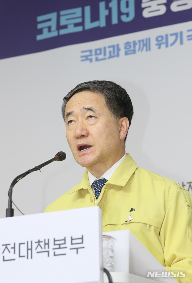 [세종=뉴시스]강종민 기자 = 박능후 중앙재난안전대책본부 1차장이 28일 오후 정부세종청사에서 신종 코로나바이러스 감염증(코로나19) 대응 긴급 관계장관회의 결과 브리핑을 하고 있다. 2020.05.28. ppkjm@newsis.com