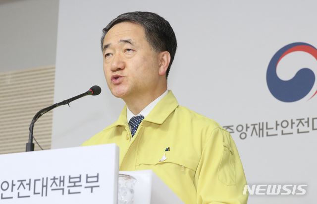 [세종=뉴시스]강종민 기자 = 박능후 중앙재난안전대책본부 1차장이 28일 오후 정부세종청사에서 신종 코로나바이러스 감염증(코로나19) 대응 긴급 관계장관회의 결과 브리핑을 하고 있다. 2020.05.28. ppkjm@newsis.com