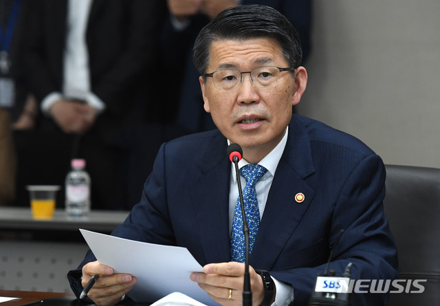 [서울=뉴시스] 조수정 기자 = 은성수 금융위원장이 28일 오후 서울 영등포구 여의도동 KDB 산업은행 본관에서 열린 기간산업안정기금 출범식에서 발언하고 있다. 2020.05.28. photo@newsis.com