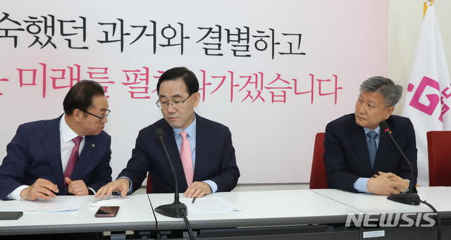 [서울=뉴시스] 고승민 기자 = 주호영 미래통합당 원내대표와 이종배 정책위의장이 28일 서울 여의도 국회에서 박삼득 국가보훈처장을 만난 자리에서 대화를 하고 있다. 오른쪽은 박삼득 보훈처장. 2020.05.28.kkssmm99@newsis.com