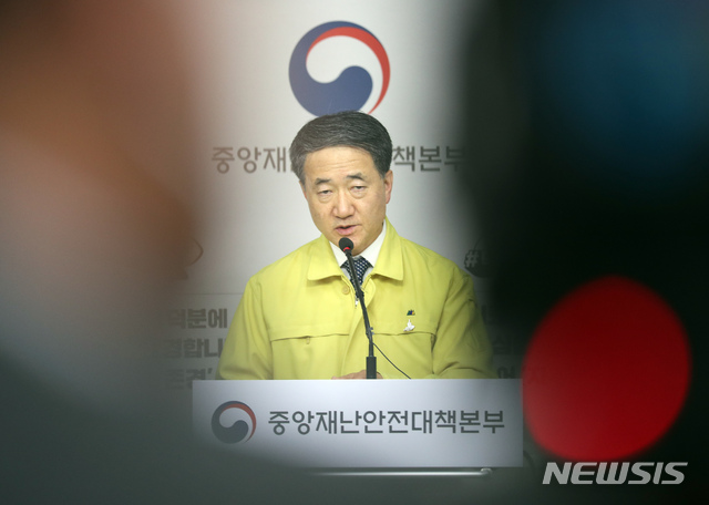 [세종=뉴시스]강종민 기자 = 박능후 중앙재난안전대책본부 1차장이 28일 오후 정부세종청사에서 신종 코로나바이러스 감염증(코로나19) 대응 긴급 관계장관회의 결과 브리핑을 하고 있다.&nbsp; 2020.05.28. ppkjm@newsis.com