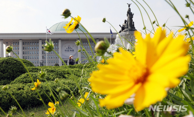 [서울=뉴시스] 김진아 기자 = 21대 국회 개원을 이틀 앞둔 28일 오후 서울 여의도 국회 본청에서 관계자들이 21대 국회 개원을 축하하는 현수막을 설치하고 있다. 2020.05.30. bluesoda@newsis.com