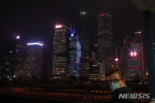 [홍콩=AP/뉴시스]신종 코로나바이러스 감염증(코로나19) 우려가 잦아들지 않은 가운데 28일(현지시간) 홍콩에서 한 남성이 마스크를 쓴 채 야경을 보고 있다. 2020.05.29. 
