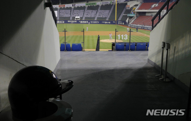 [서울=뉴시스] 박민석 기자 = 정부가 신종 코로나바이러스 감염증(코로나19) 확산 방지를 위해 수도권 내 공공 및 다중이용시설의 운영을 중단한다고 밝힌 28일 오후 서울 송파구 잠실야구장에서 2020 신한은행 SOL KBO리그 SK 와이번스와 두산 베어스의 경기가 무관중으로 진행되고 있다. 정부 지침에 따라 KBO도 관중 입장 허용을 다음달 14일 이후로 미루기로 결정했다. 2020.05.28. mspark@newsis.com
