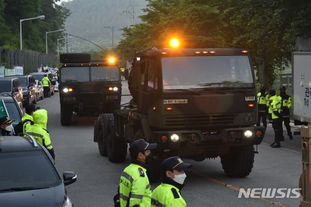 [성주=뉴시스] 박홍식 기자 = 29일 오전 미사일 등 장비를 실은 주한미군 차량이 경북 성주군 초전면 소성리 사드(THAAD·고고도미사일방어체계)기지로 들어가고 있다. 국방부와 주한미군은 이날 노후장비 교체를 위한 육로 수송작업에 들어갔다. (사진=소성리종합상황실 제공) 2020.05.29 photo@newsis.com