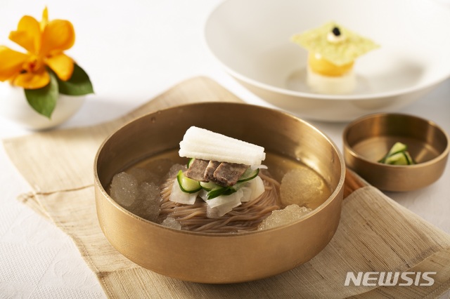 [서울=뉴시스]롯데호텔 서울 '무궁화'의 '냉면 반상'