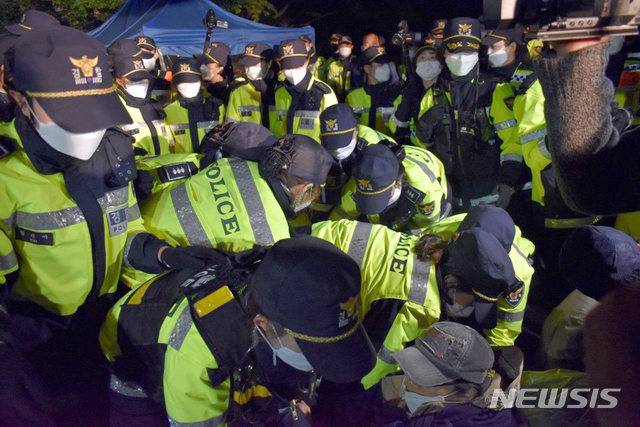 [성주=뉴시스] 박홍식 기자 = 29일 오전 주한미군이 경북 성주군 초전면 소성리 사드(THAAD·고고도미사일방어체계)기지로 장비 수송 반입을 시도하려하자 이를 저지하는 주민들과 경찰이 충돌하고 있다. (사진=소성리종합상황실 제공) 2020.05.29 photo@newsis.com
