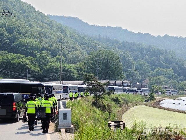 [성주=뉴시스]김정화 기자 = 경북 성주군 소성리에서 사드(THAAD·고고도미사일방어체계) 장비 지상수송을 마친 경찰이 철수했다. 2020.05.29. photo@newis.som 