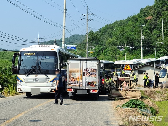 [성주=뉴시스]김정화 기자 = 경북 성주군 소성리에서 사드(THAAD·고고도미사일방어체계) 장비 지상수송을 마친 경찰이 철수했다. 2020.05.29. photo@newis.som