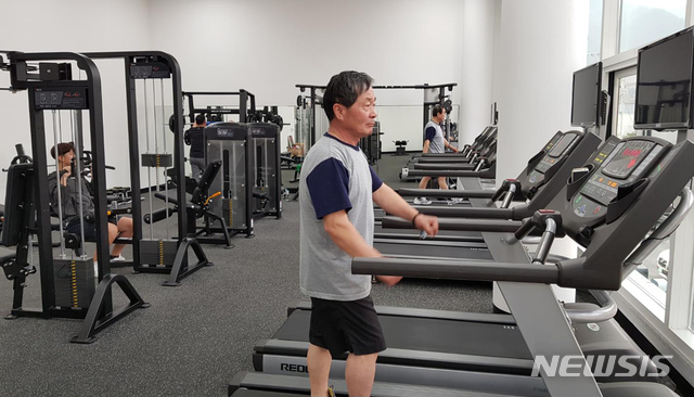 [산청=뉴시스] 지리산 덕산목욕탕 내 헬스장 모습.