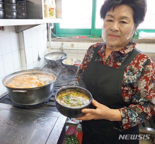[괴산=뉴시스] 김재광 기자 = 충북 괴산군 서울식당 박인석 사장이 진하게 끓여낸 올갱이 해장국을 그릇에 담아내고 있다.2020.05.29kipoi@newsis.com