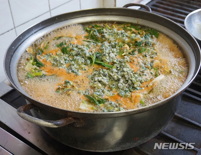 [괴산=뉴시스] 김재광 기자 = 충북 괴산의 향토음식이자 별미로 소문난 괴산 올갱이 해장국.2020.05.29kipoi@newsis.com