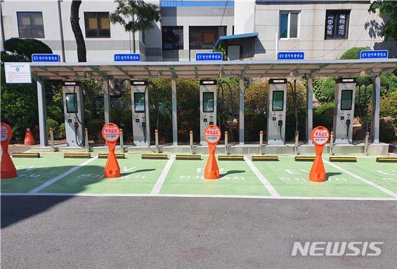 [포천=뉴시스] 포천시청 내 설치된 전기차 급속충전기 5기의 모습. (사진=뉴시스 DB). photo@newsis.com