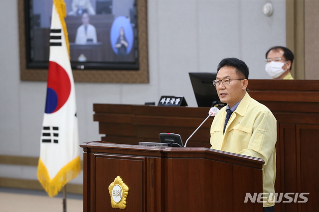 【수원=뉴시스】김경호 기자= 경기 수원시의회 채명기(더불어민주당, 원천·영통1동) 의원이 29일 제351회 임시회 제2차 본회의에서 재산권 침해와 관련해 5분 자유발언을 하고 있다. 