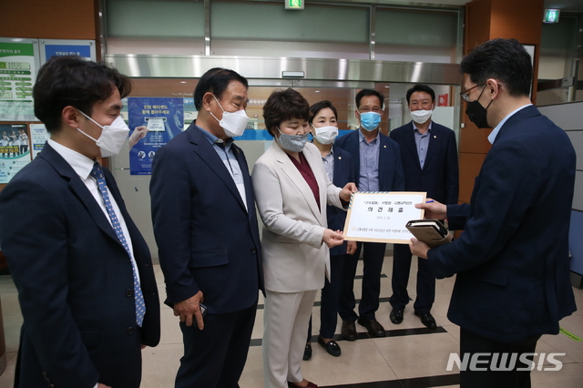 【수원=뉴시스】김경호 기자= 조명자(왼쪽 3번째, 경기 수원시의회 의장) 군용비행장 피해 공동대응을 위한 지방의회 전국연합회장이 29일 오후 국방부를 찾아 관계자에게 '군용비행장·군사격장 소음방지 및 피해보상에 관한 법률 시행령/시행규칙(안)'에 대한 의견서를 전달했다. 