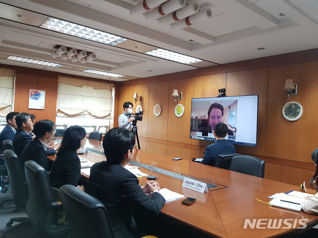 [서울=뉴시스] 외교부가 29일 미국 국무부 및 주정부 국무장관협회(NASS) 관계자들과 화상회의를 열고 한국의 선거 방역 조치를 설명했다고 밝혔다. 2020.05.29. (사진=외교부 제공) photo@newsis.com