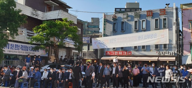 20대 국회 후반기 국회의장직을 마치고 귀향길에 오른 문희상 국회의장의 귀향을 축하하기 위해 모여든 시민들.
