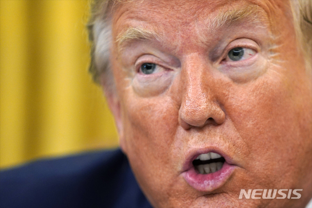 [워싱턴=AP/뉴시스]도널드 트럼프 미국 대통령이 28일(현지시간) 백악관에서 거대 소셜미디어 기업 활동에 제약을 가하는 행정명령에 서명하기 전 발언하고 있다. 2020.05.30.