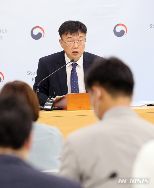 [세종=뉴시스]강종민 기자 = 안형준 통계청 경제동향통계심의관이 29일 오전 정부세종청사에서 2020년 4월 산업활동동향을 발표하고 있다. 지난달 신종 코로나바이러스 감염증(코로나19) 사태로 국내 산업생산이 4개월째 하락세를 나타낸 반면 소비는 4개월 만에 플러스(+)로 전환됐고 투자 역시 2개월 연속 오름세를 보였다. 2020.05.29.&nbsp; ppkjm@newsis.com 