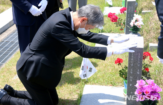 [광주=뉴시스] 신대희 기자 = 노태우 전 대통령의 장남 노재헌 씨가 29일 광주 북구 운정동 5·18 국립민주묘지를 찾아 오월 영령에 참배하고 있다. (사진 = 국립 5·18민주묘지관리소 제공) 2020.05.29. photo@newsis.com