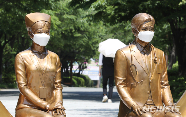 [인천=뉴시스] 이종철 기자 = 부천 물류센터발 신종 코로나바이러스 감염증(코로나19) 확진자가 인천지역에서 급격하게 늘어나는 가운데 29일 오후 인천시 계양구 메디플렉스 세종병원 앞 까치공원에 있는 의사와 간호사 조형물이 마스크를 쓰고 있다. 2020.05.29. jc4321@newsis.com