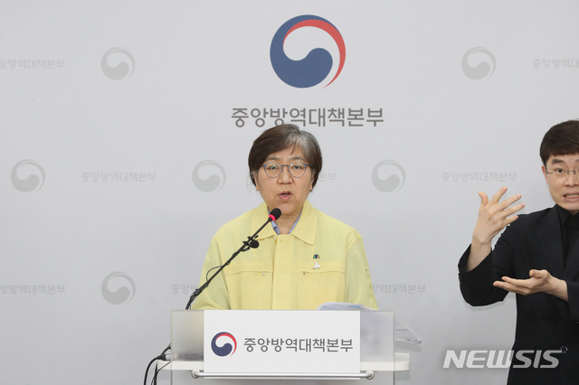 [청주=뉴시스]강종민 기자 = 정은경 중앙방역대책본부장(질병관리본부장)이 지난달 29일 오후 충북 청주 질병관리본부에서 신종 코로나바이러스 감염증(코로나19) 국내 발생 현황에 대해 브리핑 하고 있다. 정 본부장은 코로나19 치료를 위해 중앙임상위원회의 의견을 반영, 식품의약품안전처에 렘데시비르의 해외의약품 특례수입을 신청할 계획이라고 밝혔다. 2020.05.29. ppkjm@newsis.com