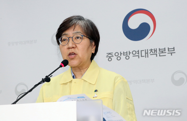 [청주=뉴시스]강종민 기자 = 정은경 중앙방역대책본부장(질병관리본부장)이 지난달 29일 오후 충북 청주 질병관리본부에서 신종 코로나바이러스 감염증(코로나19) 국내 발생 현황에 대해 브리핑 하고 있다. 2020.05.29. ppkjm@newsis.com