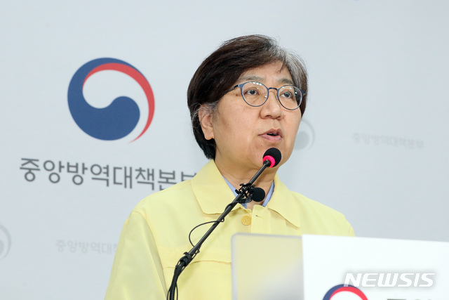 [청주=뉴시스]강종민 기자 = 정은경 중앙방역대책본부장(질병관리본부장)이 29일 오후 충북 청주 질병관리본부에서 신종 코로나바이러스 감염증(코로나19) 국내 발생 현황에 대해 브리핑 하고 있다. 정 본부장은 코로나19 치료를 위해 중앙임상위원회의 의견을 반영, 식품의약품안전처에 렘데시비르의 해외의약품 특례수입을 신청할 계획이라고 밝혔다. 2020.05.29.&nbsp; ppkjm@newsis.com