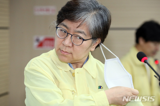 [청주=뉴시스]강종민 기자 = 정은경 중앙방역대책본부장(질병관리본부장)이 지난달 29일 오후 충북 청주 질병관리본부에서 신종 코로나바이러스 감염증(코로나19) 국내 발생 현황 브리핑에 앞서 마스크를 벗고 있다. 정 본부장은 브리핑에서 코로나19 치료를 위해 중앙임상위원회의 의견을 반영, 식품의약품안전처에 렘데시비르의 해외의약품 특례수입을 신청할 계획이라고 밝혔다. 2020.05.29. ppkjm@newsis.com