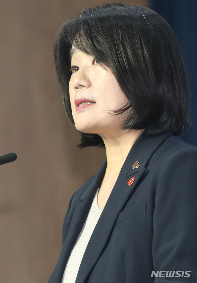[서울=뉴시스]김명원 기자 = 윤미향 더불어민주당 당선인이 29일 서울 여의도 국회 소통관에서 기자회견을 열고 최근 불거진 정의기억연대(정의연) 회계부정 의혹 등 각종 논란에 대한 입장 발표를 하고 있다 2020.05.29.&nbsp; kmx1105@newsis.com