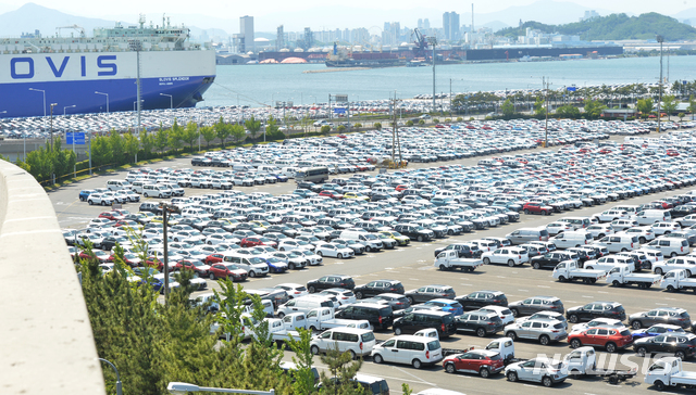 [울산=뉴시스] 배병수 기자 = 신종 코로나바이러스 감염증(코로나 19)에 따른 수출 타격으로 29일 울산 북구 현대자동차 울산공장 야적장에 차량들이 출고를 기다리고 있다. 2020.05.29.&nbsp; bbs@newsis.com 