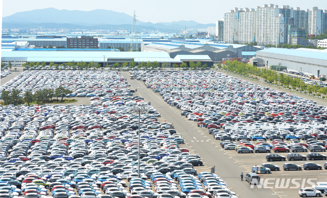 [울산=뉴시스] 배병수 기자 = 신종 코로나바이러스 감염증(코로나 19)에 따른 수출 타격으로 29일 울산 북구 현대자동차 울산공장 야적장에 차량들이 출고를 기다리고 있다. 2020.05.29. bbs@newsis.com