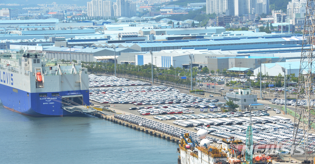 [울산=뉴시스] 배병수 기자 = 신종 코로나바이러스 감염증(코로나 19)에 따른 수출 타격으로 29일 울산 북구 현대자동차 울산공장 야적장에 차량들이 출고를 기다리고 있다. 2020.05.29.&nbsp; bbs@newsis.com 