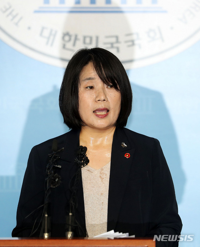 [서울=뉴시스]홍효식 기자 = 윤미향 더불어민주당 당선인이 29일 오후 서울 여의도 국회 소통관에서 정의기억연대(정의연) 회계 부정 의혹에 대한 입장 발표를 하고 있다. 2020.05.29.&nbsp; yesphoto@newsis.com