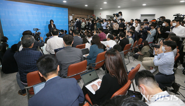 [서울=뉴시스] 장세영 기자 = 윤미향 더불어민주당 당선인이 29일 서울 여의도 국회 소통관에서 최근 불거진 정의기억연대(정의연) 회계부정 의혹 등 각종 논란에 대한 입장 발표 기자회견을 마친 후 취재진의 질문에 답하고 있다. 2020.05.29. photo@newsis.com